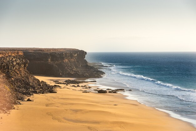 Strzał zbliżenie wybrzeża Fuerteventura w El Cotillo na Wyspach Kanaryjskich, Hiszpania