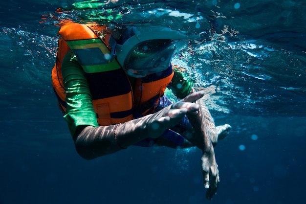 Bezpłatne zdjęcie strzelanie pod wodą