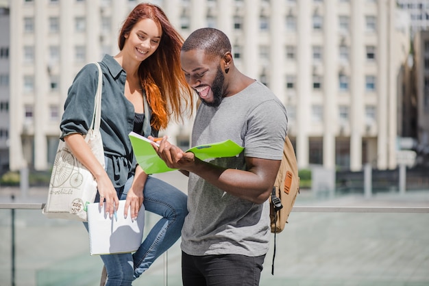 Studenci mężczyźni i kobiety z dokumentami