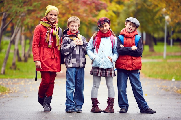 Bezpłatne zdjęcie studenci moda na ulicy