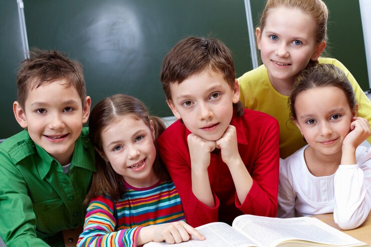 Bezpłatny plik Zdjęcie studenci na lekcji czytania