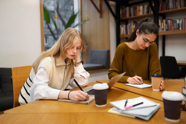 Studenci pracujący w grupie studyjnej