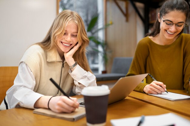 Studenci pracujący w grupie studyjnej