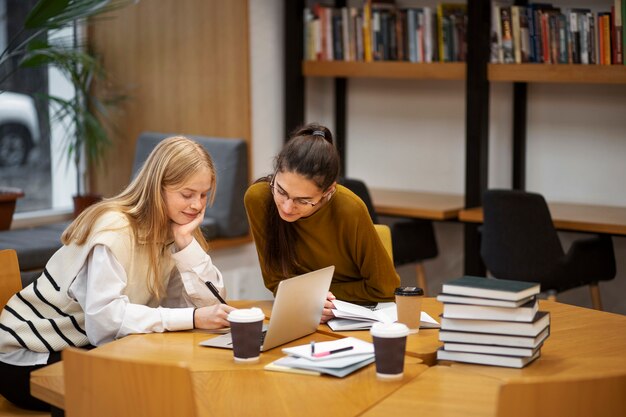 Studenci pracujący w grupie studyjnej