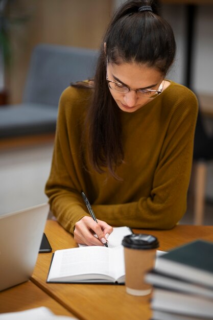 Studenci pracujący w grupie studyjnej