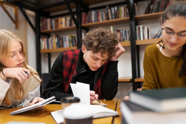 Bezpłatne zdjęcie studenci pracujący w grupie studyjnej