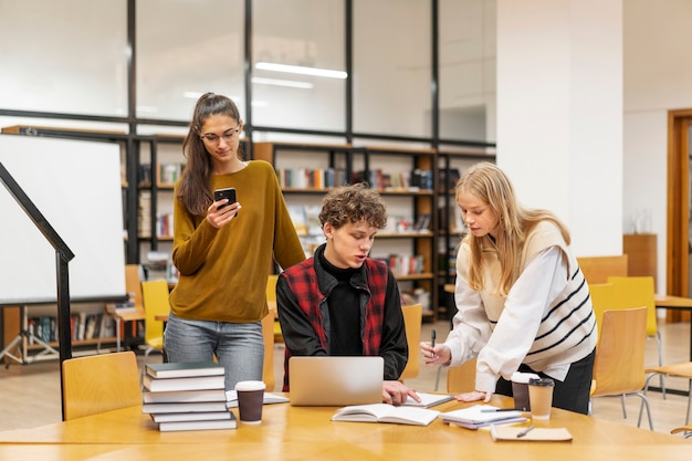 Bezpłatne zdjęcie studenci pracujący w grupie studyjnej