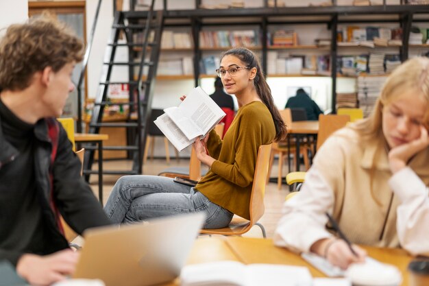 Studenci pracujący w grupie studyjnej