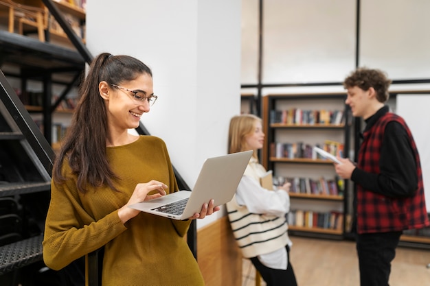 Bezpłatne zdjęcie studenci pracujący w grupie studyjnej