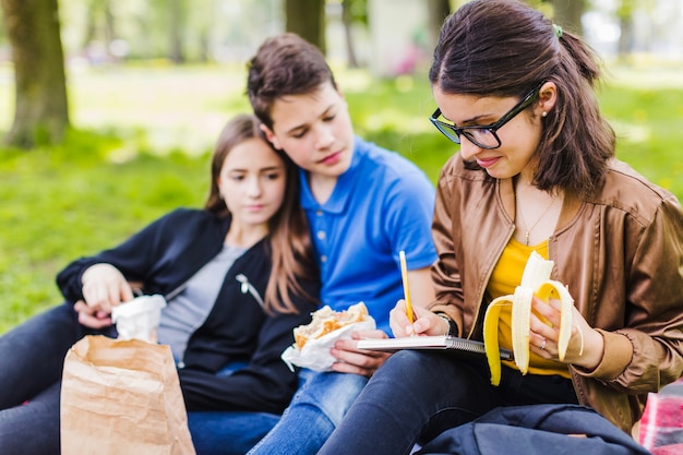 Bezpłatne zdjęcie studenci przy złamaniu