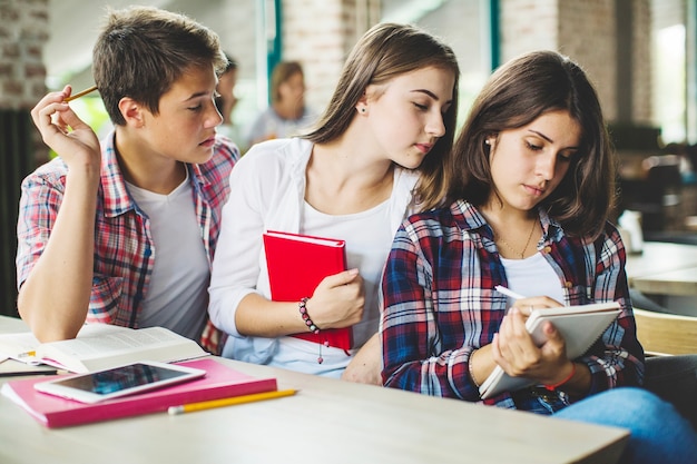 Bezpłatne zdjęcie studenci przyglądają się znajomym zadaniu domowym