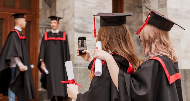 Bezpłatne zdjęcie studenci robią zdjęcia