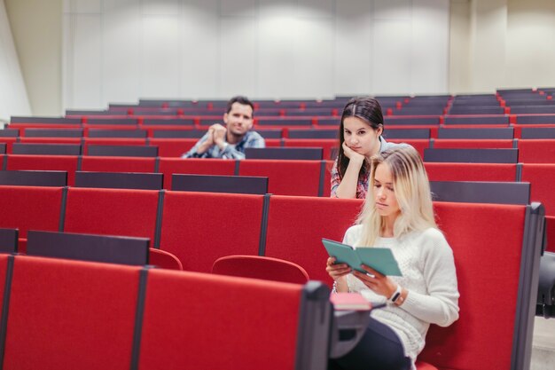 Studenci siedzący na sali wykładowej