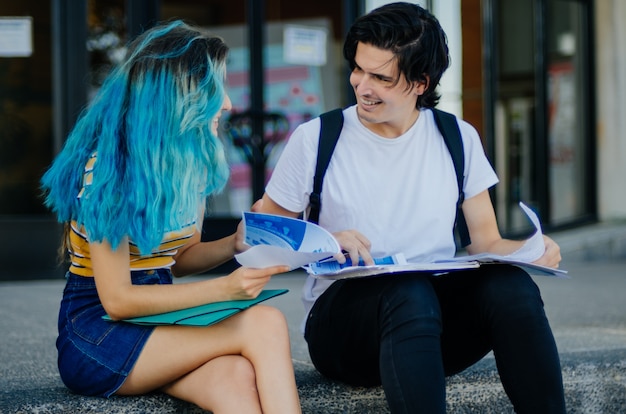 Studenci Studiujący Na Schodach