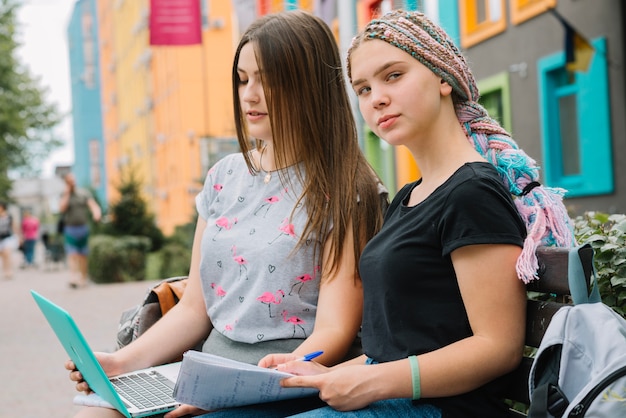 Bezpłatne zdjęcie studenci studiujący na ulicy