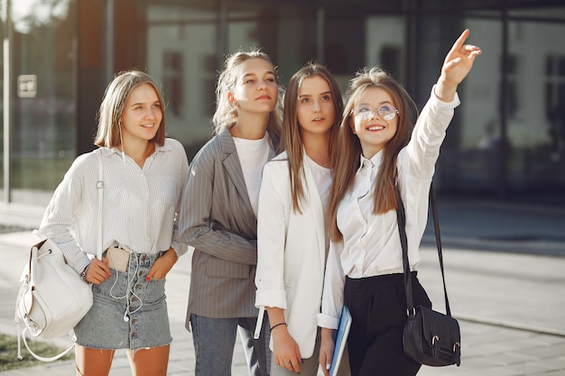 Studenci w kampusie z książkami i torbami