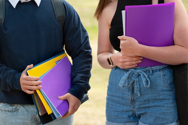 Studenci Wkuwają Na Zewnątrz