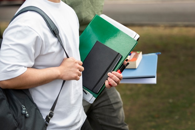 Bezpłatne zdjęcie studenci wkuwają na zewnątrz