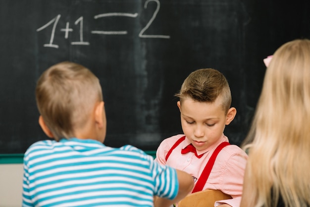 Bezpłatne zdjęcie studenci z klasy matematyki