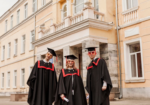 Bezpłatne zdjęcie studenci z niskim kątem ukończyli studia