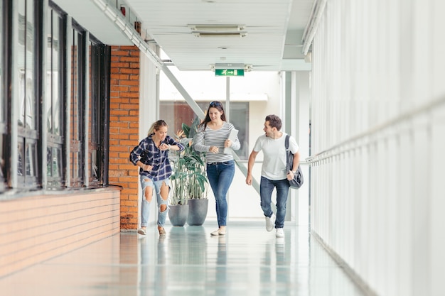 Bezpłatne zdjęcie studenci zaczynają biec