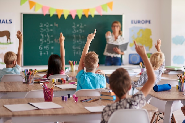 Bezpłatne zdjęcie studenci znający właściwą odpowiedź