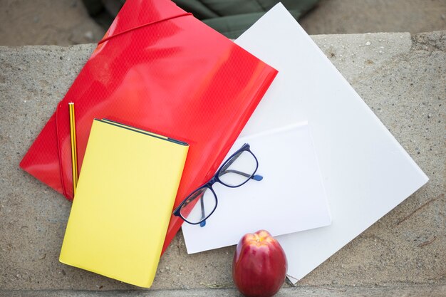 Student dostarcza na schodach