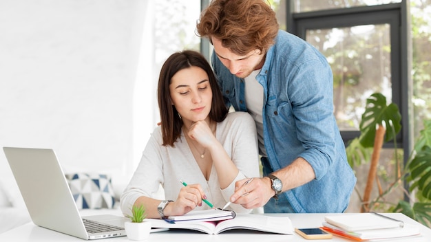 Student pokazuje swoje notatki nauczycielowi