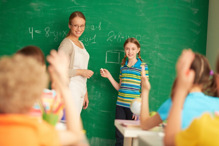 Bezpłatny plik Zdjęcie student pomoc nauczyciela na tablicy