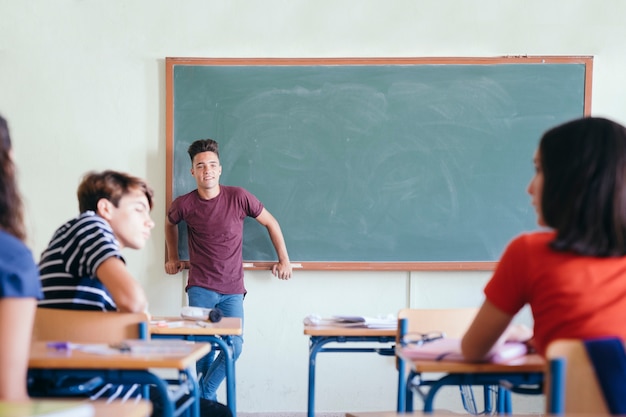 Student Stawiający Przed Klasą