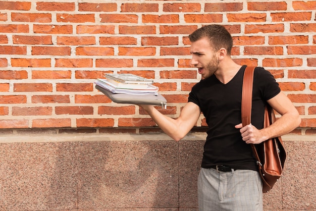 Student Uniwersytetu Jest Zdezorientowany Swoją Ilością Notatek