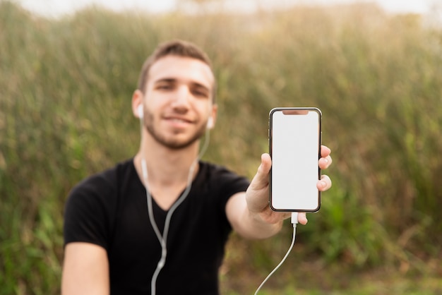 Student uniwersytetu pokazuje jego telefon