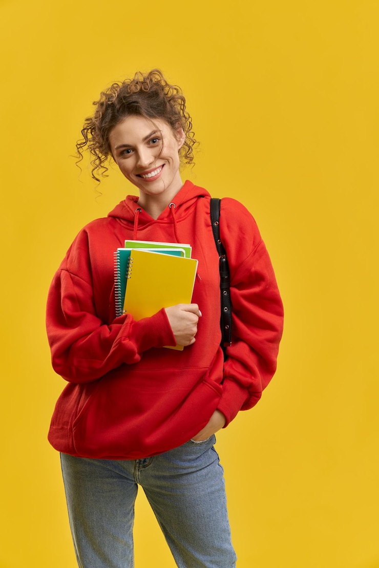 Bezpłatny plik Zdjęcie student w czerwonym khudi stojący patrząc na kamerę