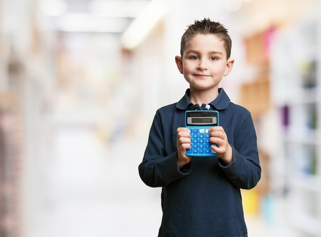 Student Z Kalkulatorem I Niewyraźne Tło