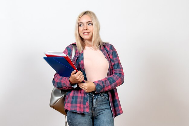 studentka gospodarstwa różne pliki z uśmiechem na białym tle