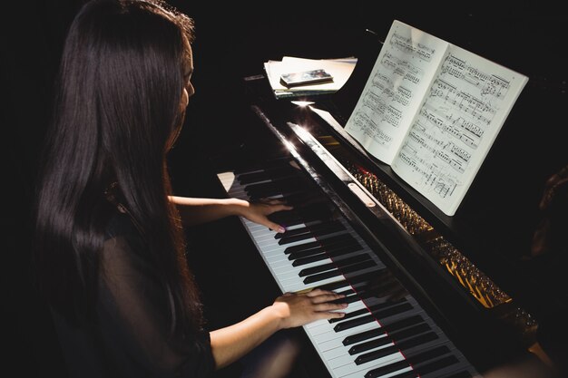 Studentka gra na pianinie
