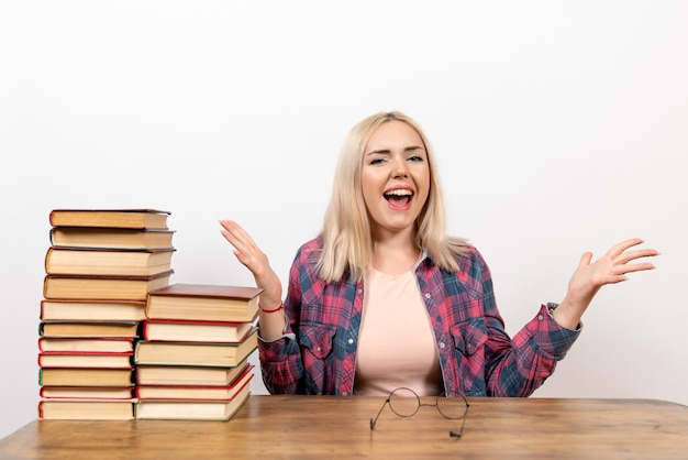 Studentka Po Prostu Siedzi Z Różnymi Książkami Na Białym Piętrze Czytanie Książek Ucznia Biblioteki