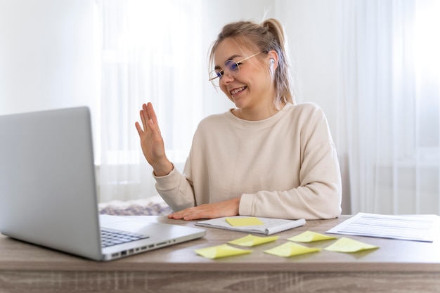 Bezpłatne zdjęcie studentka ucząca się angielskiego online