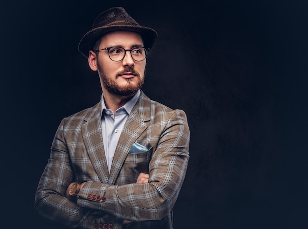 Bezpłatne zdjęcie studio portret brodatego hipstera w kapeluszu i okularach na sobie