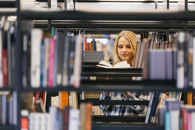 Studiując dziewczynkę biorąc książki