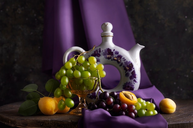 Styl barokowy z winogronami i brzoskwiniami