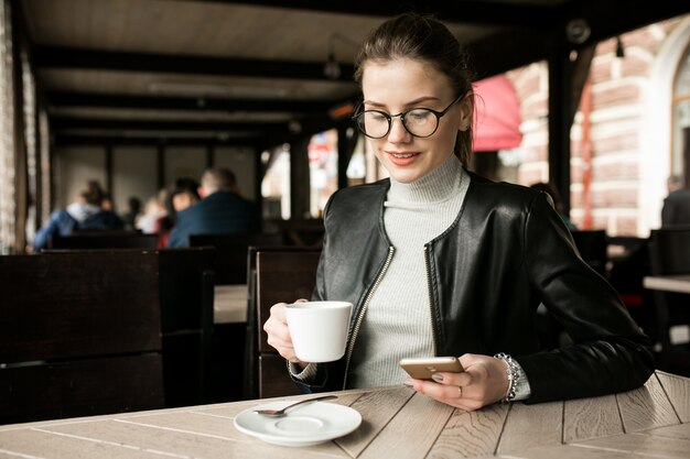 Bezpłatne zdjęcie styl życia biznesu szczęśliwy hipster cafe