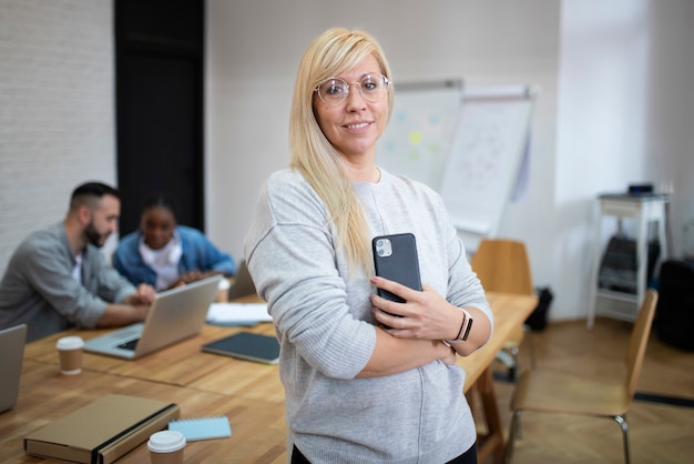 Bezpłatne zdjęcie styl życia ludzi w biurze