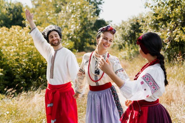 Bezpłatne zdjęcie styl życia tańczących ludzi ludowych