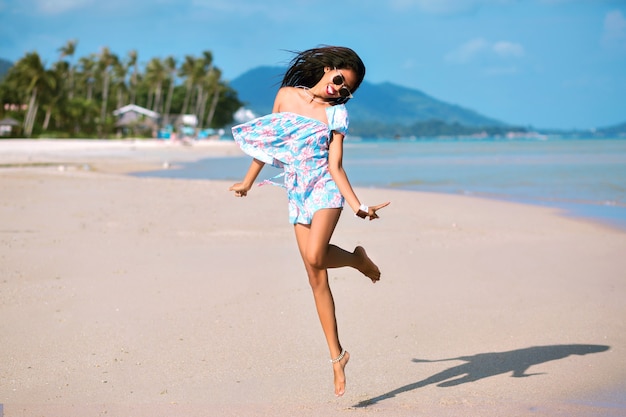 Stylowa kobieta zabawy na pięknej tropikalnej plaży