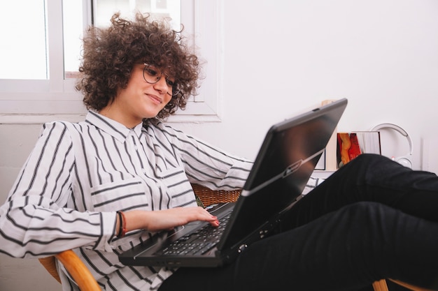 Bezpłatne zdjęcie stylowa nastolatka za pomocą laptopa