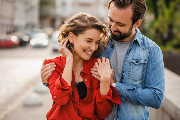 Stylowa zakochana para siedzi na ulicy podczas romantycznej wycieczki