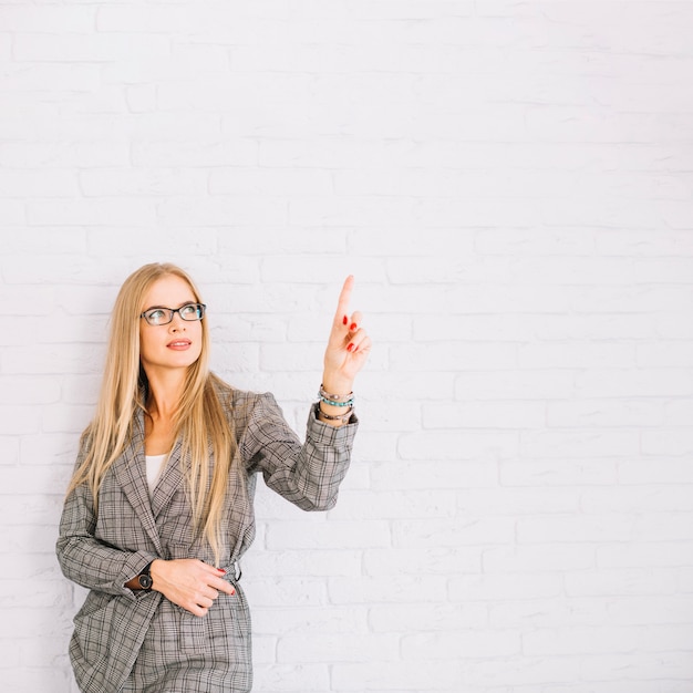 Bezpłatne zdjęcie stylowe businesswoman skierowana w górę