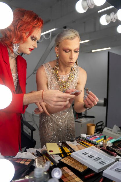 Stylowe drag queens ze średnim strzałem