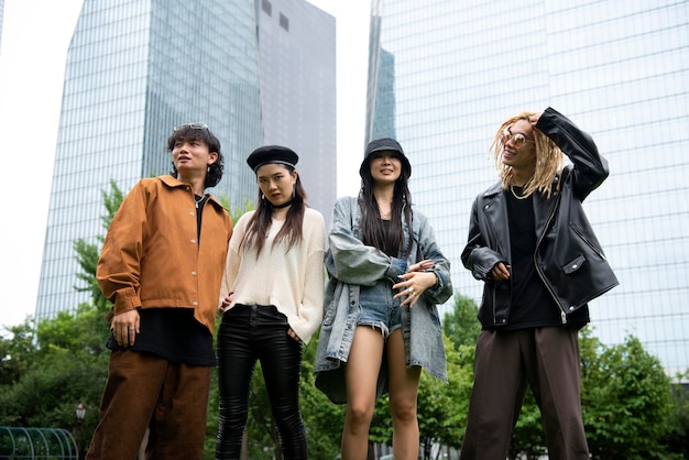 Bezpłatne zdjęcie stylowi ludzie noszący ubrania w estetyce k-pop